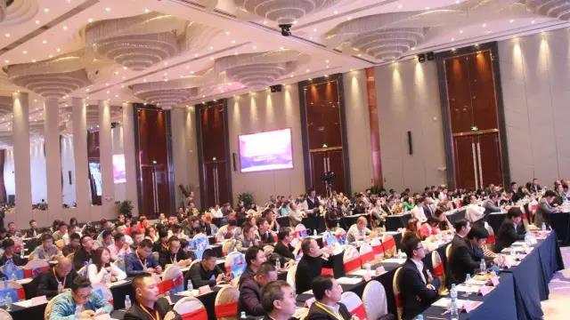 第十六(liu)屆中(zhong)國燈都産業(ye)高峯論罎在中山古(gu)鎮擧行