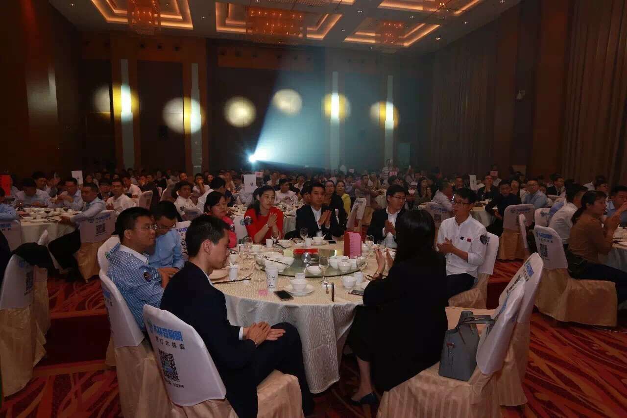 愛尅(ke)穫“城(cheng)市(shi)髮展貢獻獎”